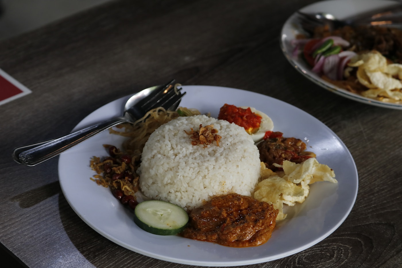 Set nasi lemak dengan lauk untuk hidangan keluarga