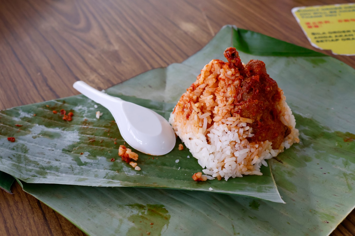 Hidangan tradisional di atas daun pisang untuk minum petang