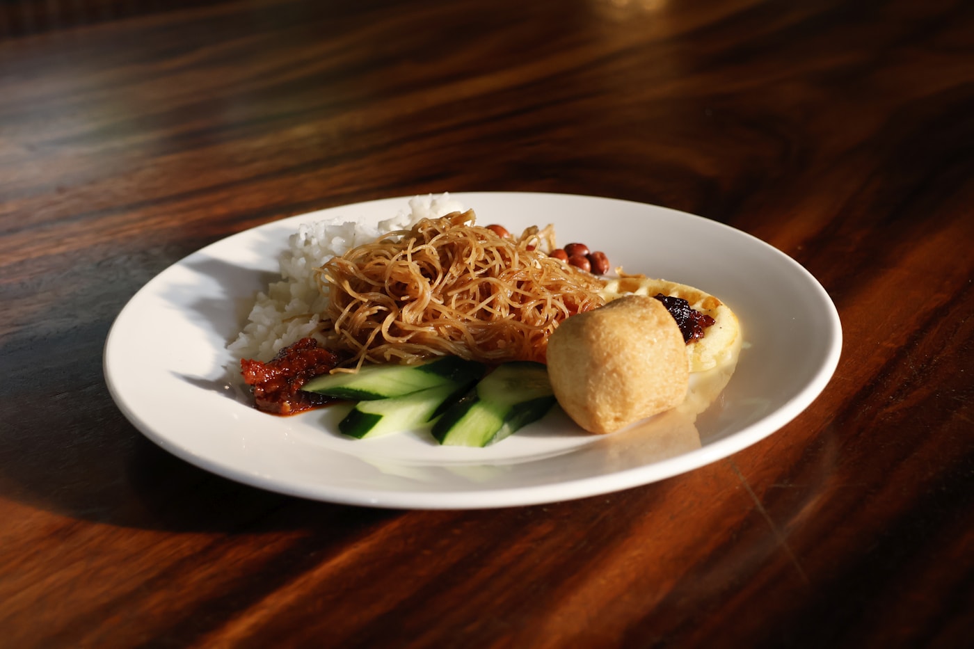 Set nasi lemak ayam rempah di atas meja kayu